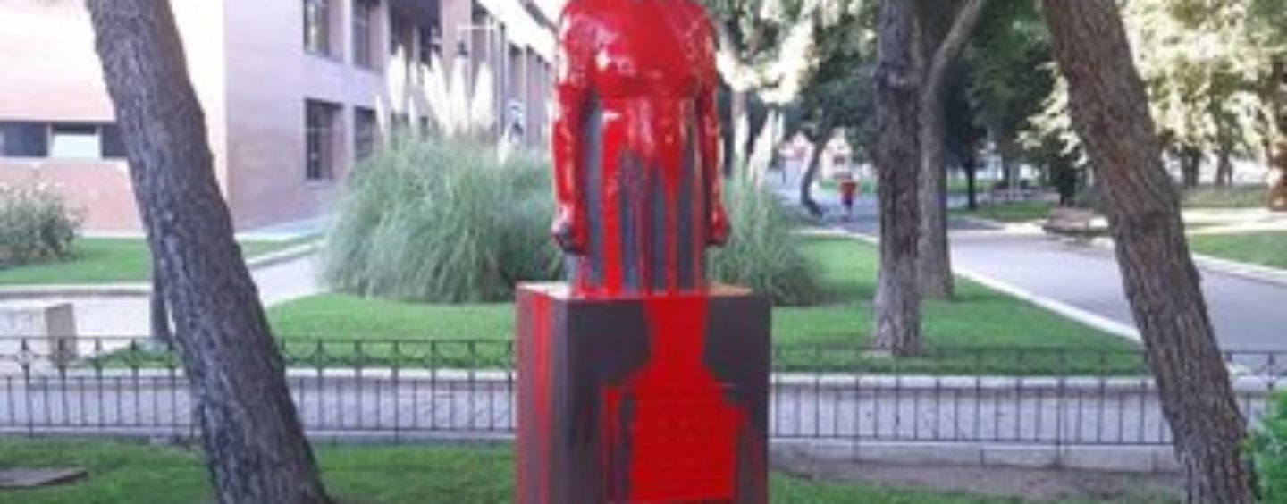 El busto de Dolores Ibárruri La Pasionaria ha amanecido pintado